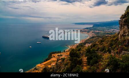 Luftaufnahme zur Bucht von Taormina, Sizilien Italien Stockfoto