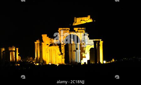 Palmyra Säulen in der Nacht, zerstört von DAESH Syrien Stockfoto