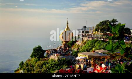 Kyaiktiyo Pagode aka Golden Rock, Sonnenuntergang, Myanmar Stockfoto