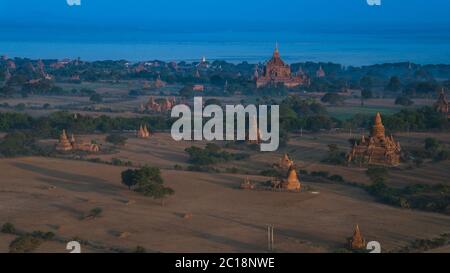 Ballonfahrten in der Dämmerung über Bagan, tausend Stupas Stockfoto