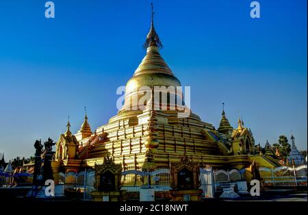 Blick auf die Kuthodaw Pagode in Mandalay Myanmar, Stockfoto