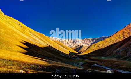 Sonnenuntergang Blick auf Tash-Rabat Fluss und Tal, Provinz Naryn, Kirgisistan Stockfoto