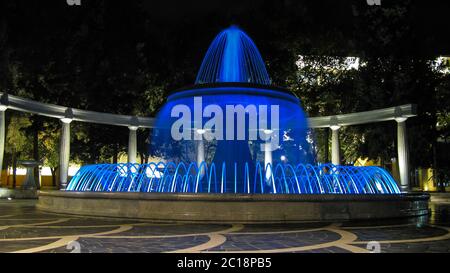 Nachtansicht auf den Fountains Square in Baku, Aserbaidschan Stockfoto