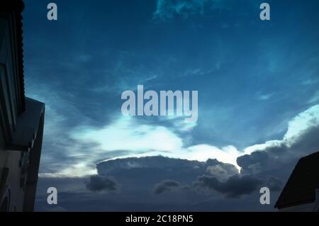 Regenbogen strahlt über Wolken auf blauem Himmel Hintergrund Stockfoto