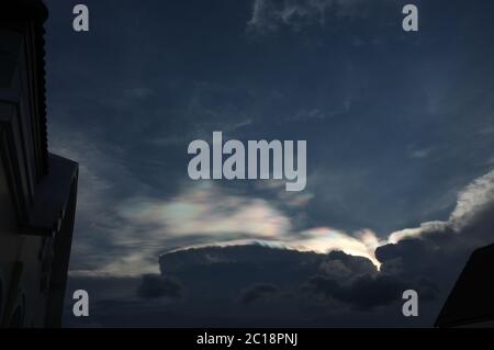 Regenbogen strahlt über Wolken auf blauem Himmel Hintergrund Stockfoto