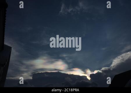 Regenbogen strahlt über Wolken auf blauem Himmel Hintergrund Stockfoto