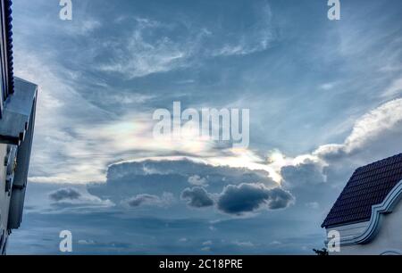 Regenbogen strahlt über Wolken auf blauem Himmel Hintergrund Stockfoto