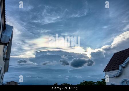 Regenbogen strahlt über Wolken auf blauem Himmel Hintergrund Stockfoto