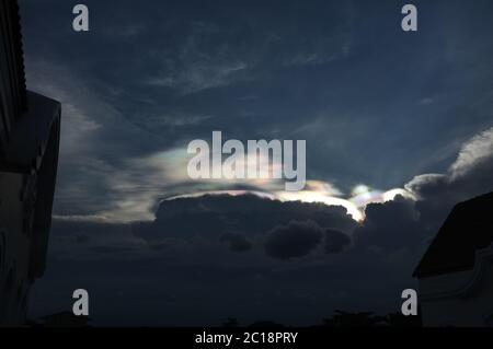 Regenbogen strahlt über Wolken auf blauem Himmel Hintergrund Stockfoto