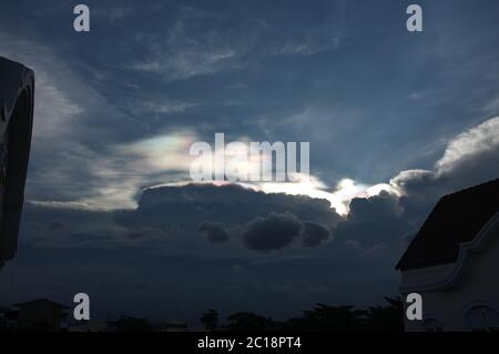 Regenbogen strahlt über Wolken auf blauem Himmel Hintergrund Stockfoto