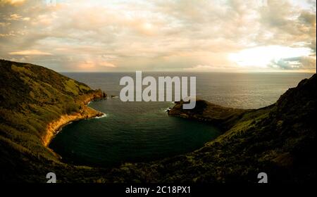 Blick auf den Sonnenuntergang auf den Berg Guia, Insel Faial, Azoren, Portugal Stockfoto
