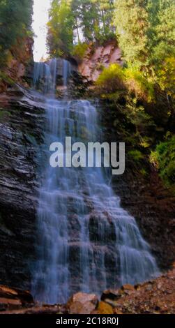 Mädchen Haare Wasserfall im Jeti-Oguz Tal, Kirgisistan Stockfoto