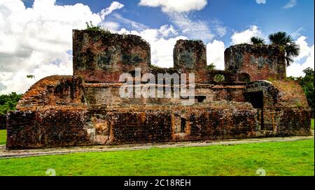 Die Ruinen der Festung auf der Insel Seeland in Essequibo delta, Guyana Stockfoto