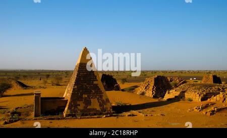 Panorama von Meroe Pyramiden in der Wüste bei Sonnenuntergang, Sudan, Stockfoto