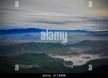 Sonnenaufgang Landschaft über dem Adams Gipfel aka Sri-Pada. Sri Lanka Stockfoto