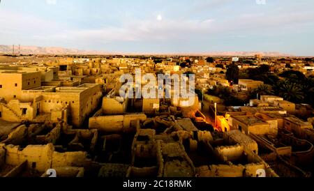Luftaufnahme zur Al-Qasr Altstadt, Dakhla Oase, Ägypten Stockfoto