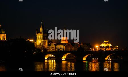 Nachtansicht der Burg und Karlsbrücke und Moldau, Prag, Tschechische Republik Stockfoto