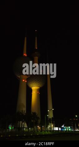 Außenansicht zum Frischwasserreservoir alias Kuwait Towers bei Nacht, Kuwait Stockfoto