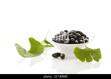 Ginkgo Blätter mit Gel kapseln. Stockfoto
