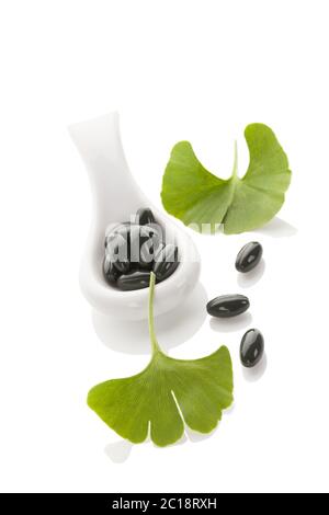 Ginkgo Blätter mit Gel kapseln. Stockfoto