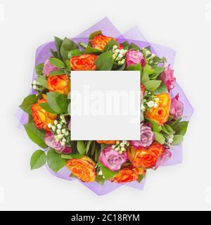Kreatives Layout mit bunten Blumen, Blättern und kopieren Space Card Note. Flach liegend. Stockfoto