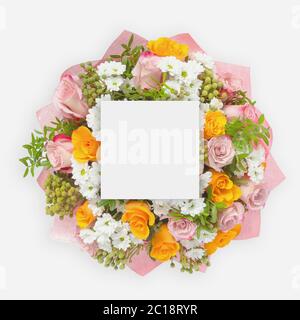 Kreatives Layout mit bunten Blumen, Blättern und kopieren Space Card Note. Flach liegend. Stockfoto