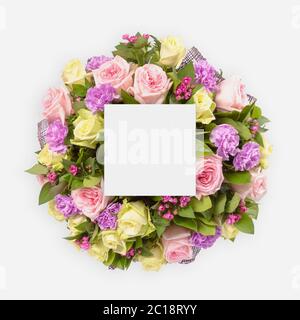 Kreatives Layout mit bunten Blumen, Blättern und kopieren Space Card Note. Flach liegend. Stockfoto
