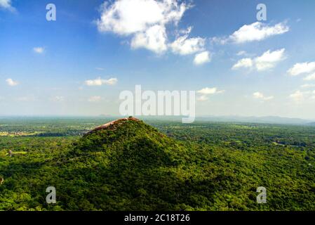 Landschaft mit Pidurangala Berg von der Spitze des Sigiriya Rock, Sri Lanka Stockfoto