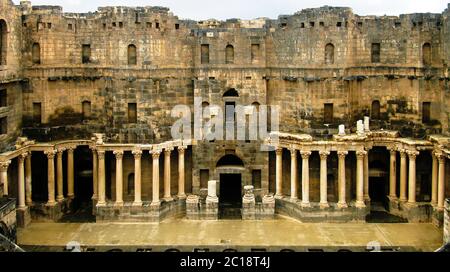 Blick auf die Szene des Amphitheaters Bosra, Syrien Stockfoto