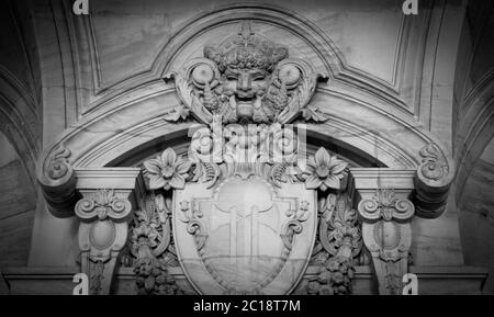 Bas Relief von alten Gebäude Steinwand Stockfoto