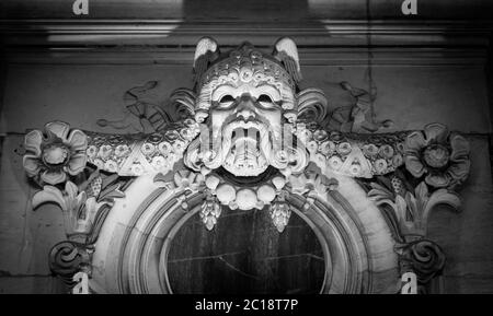 Bas Relief von alten Gebäude Steinwand Stockfoto