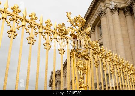 Das goldene Tor des Schlosses von Versailles, oder Chateau de Versailles, oder einfach Versailles, in Frankreich Stockfoto