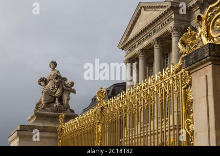 Das goldene Tor des Schlosses von Versailles, oder Chateau de Versailles, oder einfach Versailles, in Frankreich Stockfoto