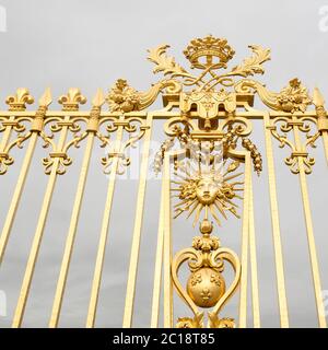 Das goldene Tor des Schlosses von Versailles, oder Chateau de Versailles, oder einfach Versailles, in Frankreich Stockfoto