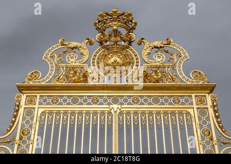 Das goldene Tor des Schlosses von Versailles, oder Chateau de Versailles, oder einfach Versailles, in Frankreich Stockfoto