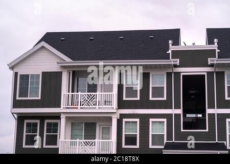 Moderne Apartmentblockfassade in Nahaufnahme Stockfoto