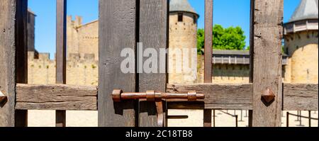 Das alte Holztor schloss sich zu einer großen Burg. Stockfoto