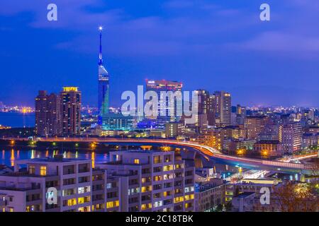 Nacht der Skyline von Hakata in Fukuoka, Japan Stockfoto