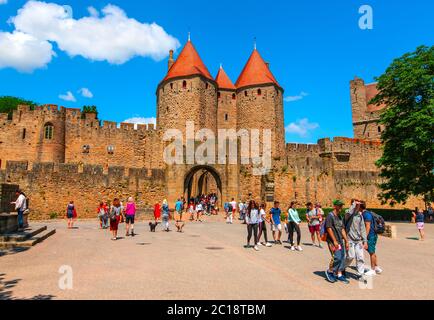 Carcassonne, Frankreich-06 19, 2018: Gruppe von Menschen vor dem Haupteingang der befestigten Stadt carcassonne, die im Jahr 1835 restauriert wurde und adde Stockfoto