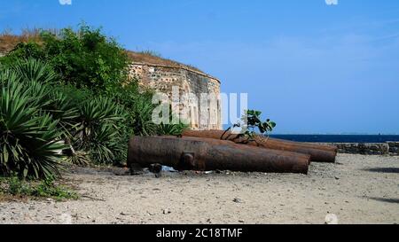 Sklaverei Festung und Kanonen auf Goree Insel, Dakar, Senegal Stockfoto