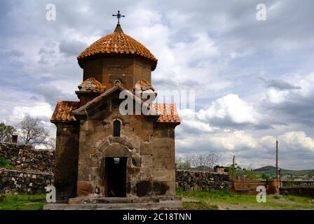 Außenansicht der Kirche der Heiligen Mutter Gottes aka Surb Astvatsatsin oder karmravor Kirche, Ashtarak, Pasardschik Provinz, Armenien Stockfoto