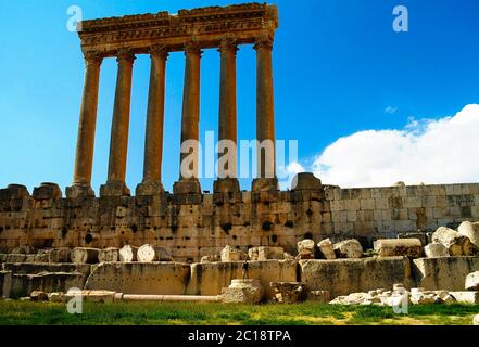 Ruinen des Jupiter-Tempels und großer Hof von Heliopolis in Baalbek, Bekaa-Tal, Libanon Stockfoto