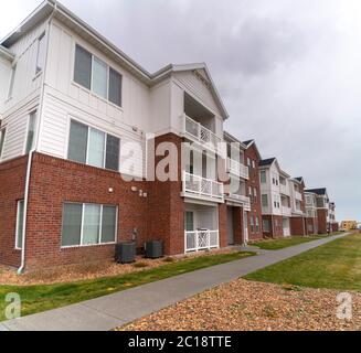 Zurückgehende Aussicht auf einen modernen Apartmentkomplex Stockfoto
