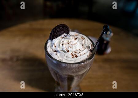 Schokoladenmilchshake mit Schlagsahne und Keks. Stockfoto