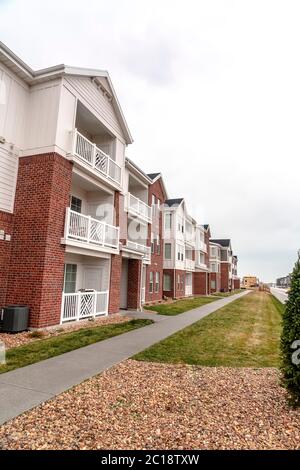 Zurückgehende Aussicht auf einen modernen Apartmentkomplex Stockfoto