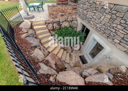Treppen führen zu einer Kellerwohnung Stockfoto