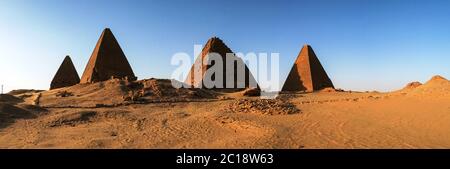 Panorama der Pyramiden in der Nähe des Jebel Barkal Berges, Karima Nubia Sudan Stockfoto