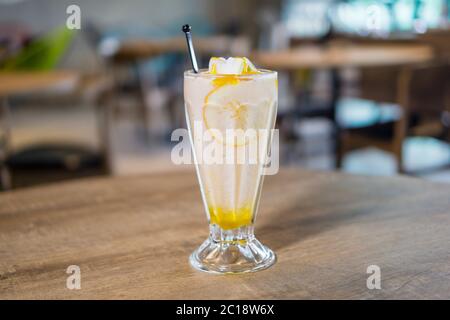 Mango Lassi oder Joghurt, indische beliebte Sommergetränk serviert in Glas, gekrönt mit Marshmallow. Stockfoto