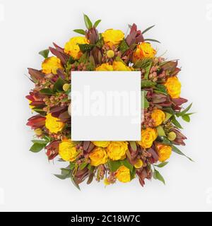 Kreatives Layout mit bunten Blumen, Blättern und kopieren Space Card Note. Flach liegend. Stockfoto