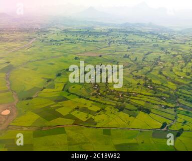 Luftpanorama von Semien Bergen und Tal mit Feldern von Tiff um Lalibela, Äthiopien Stockfoto